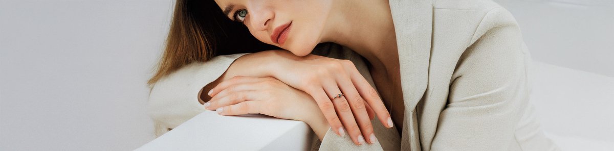 Bagues fines en or rose et diamant noir - Mayuri Paris