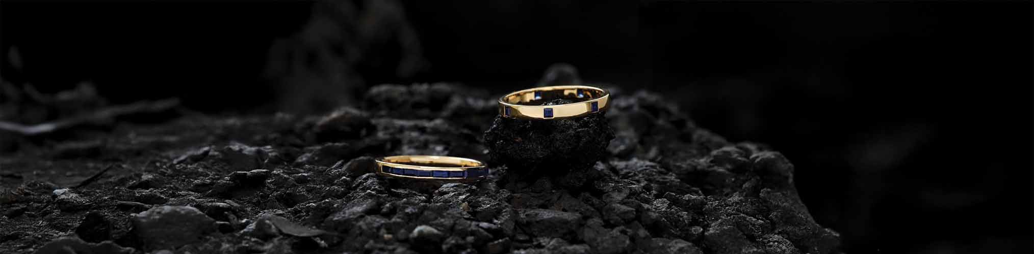 Yellow gold men's rings with blue sapphire on black stone, fine masculine fine jewellery rings