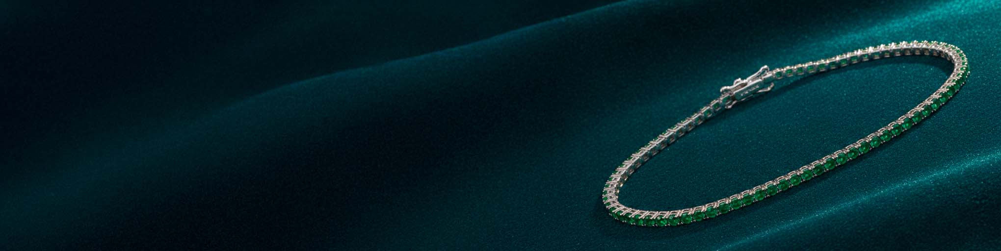 Emerald and diamond tennis bracelet white gold 18K, luxury fine jewellery set with green precious stones