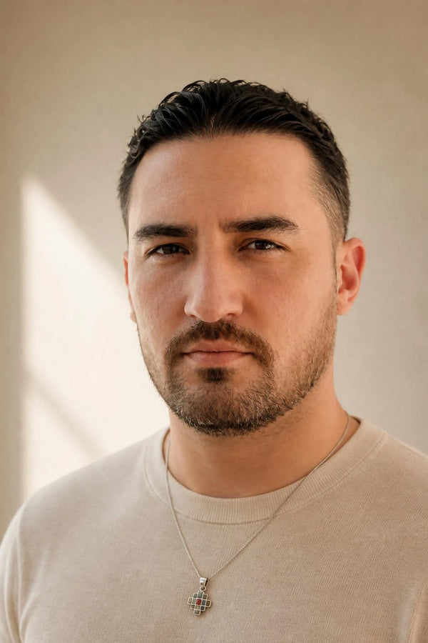 Portrait de Jonathan Realpe, contributeur style et culture de Mayuri Paris