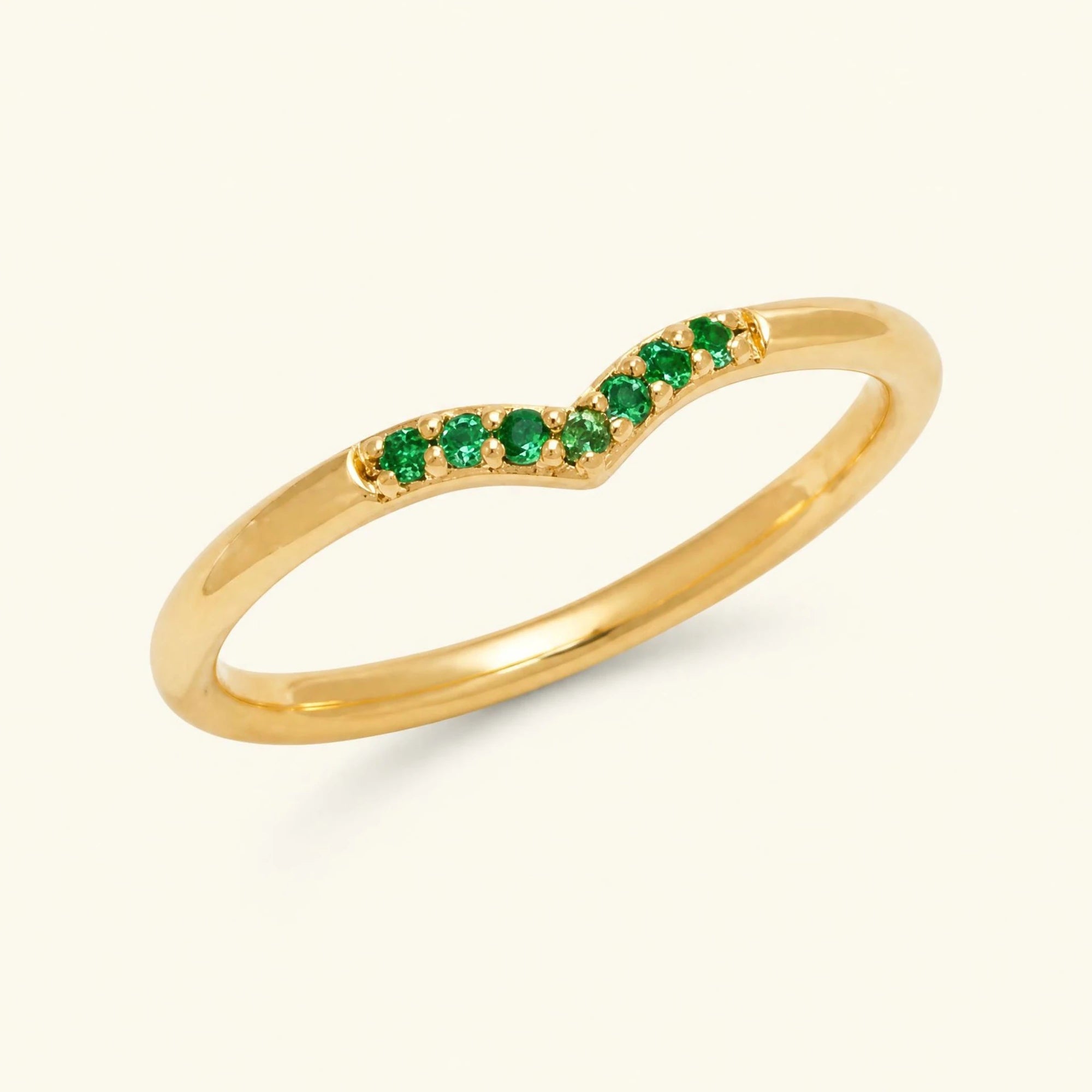 Chevron ring pavé with emeralds in yellow gold