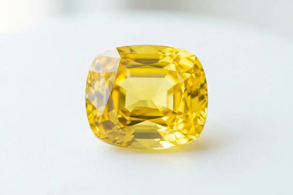 Yellow Sapphire: virtues, symbolism and Vedic tradition