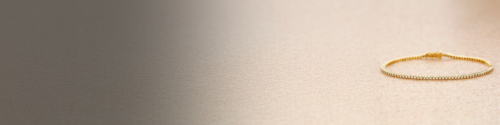 Diamond tennis bracelet yellow gold 18K with stone claw setting, fine jewellery luxury on beige gradient background
