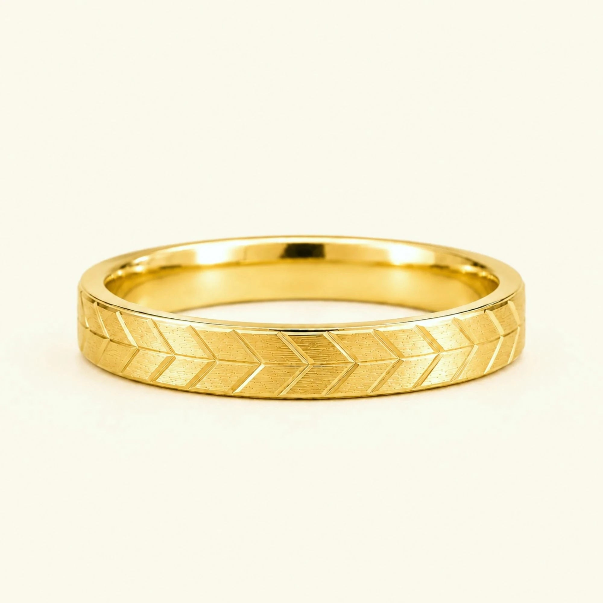 Men's 3mm chevron engraved 18K yellow gold wedding ring Maât