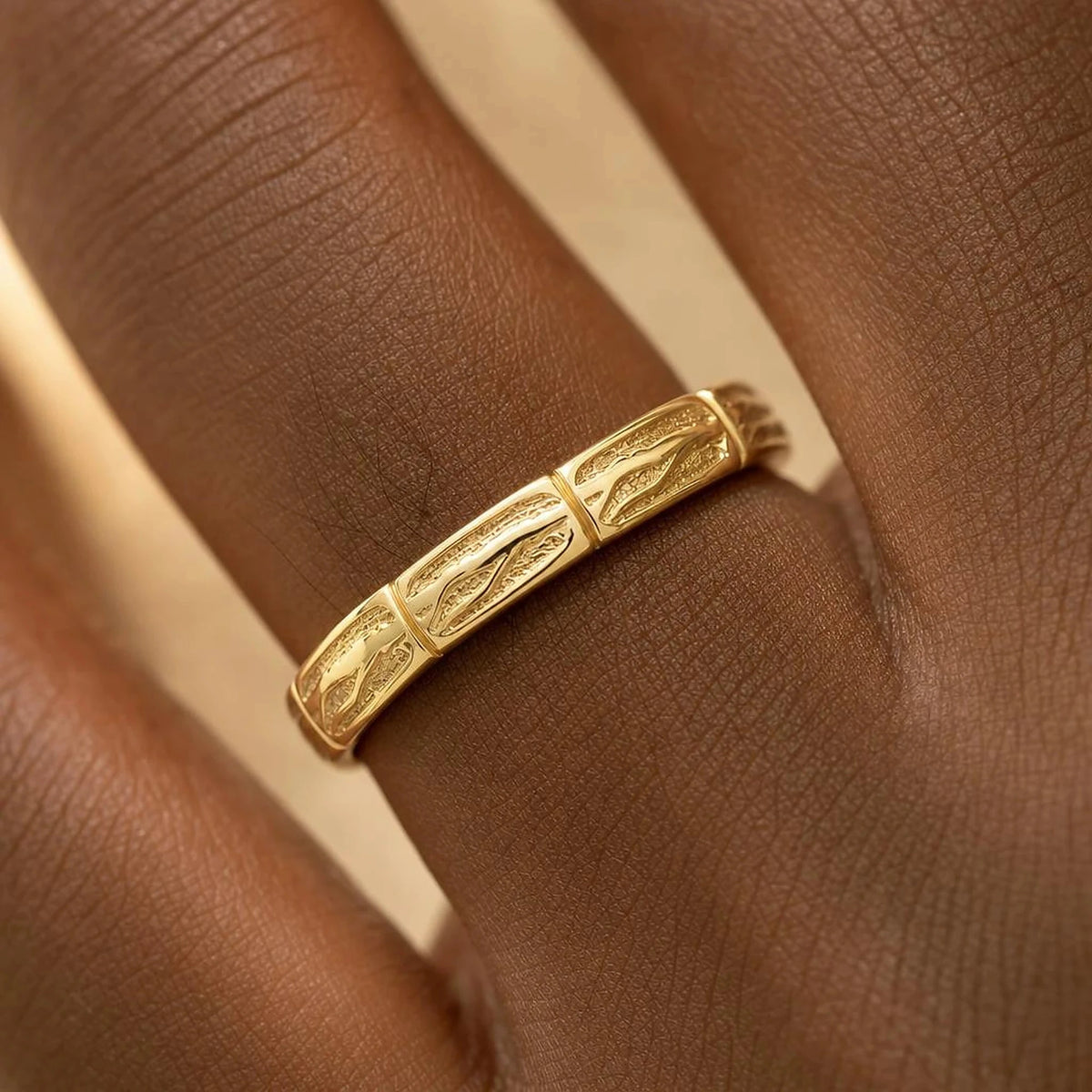 Sobek 2.7mm ring worn on the finger, macro on the crocodile scales in yellow gold