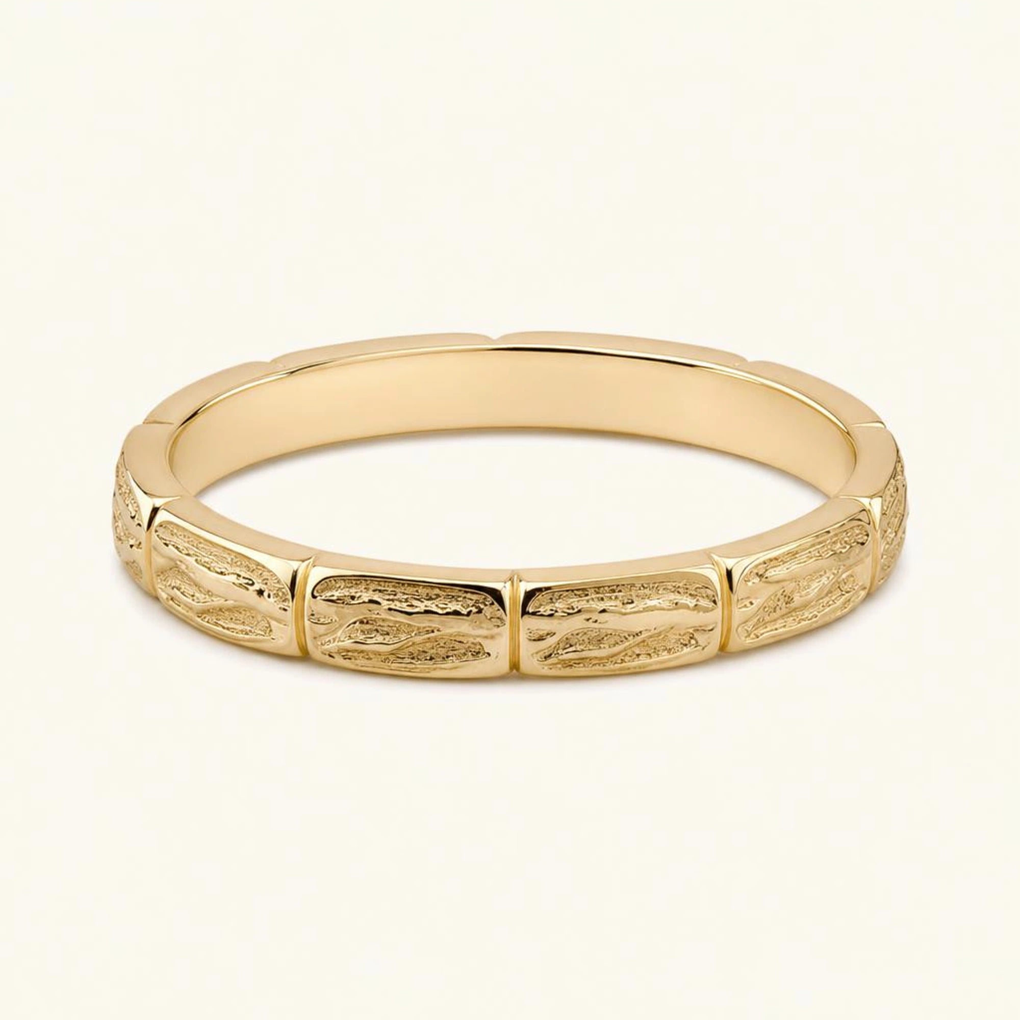 Men's Sobek 2.7mm wedding band in 18K yellow gold, ring sheathed in chiselled crocodile scales