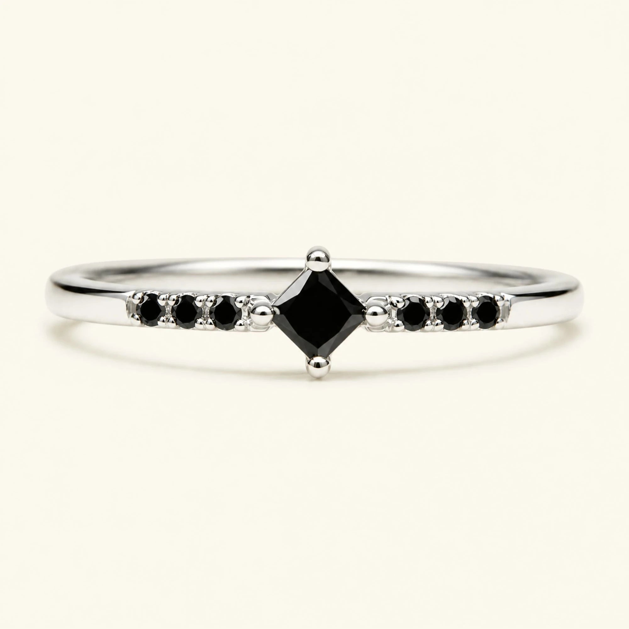 Bague de fiançailles princesse pavée de diamants noirs en or blanc