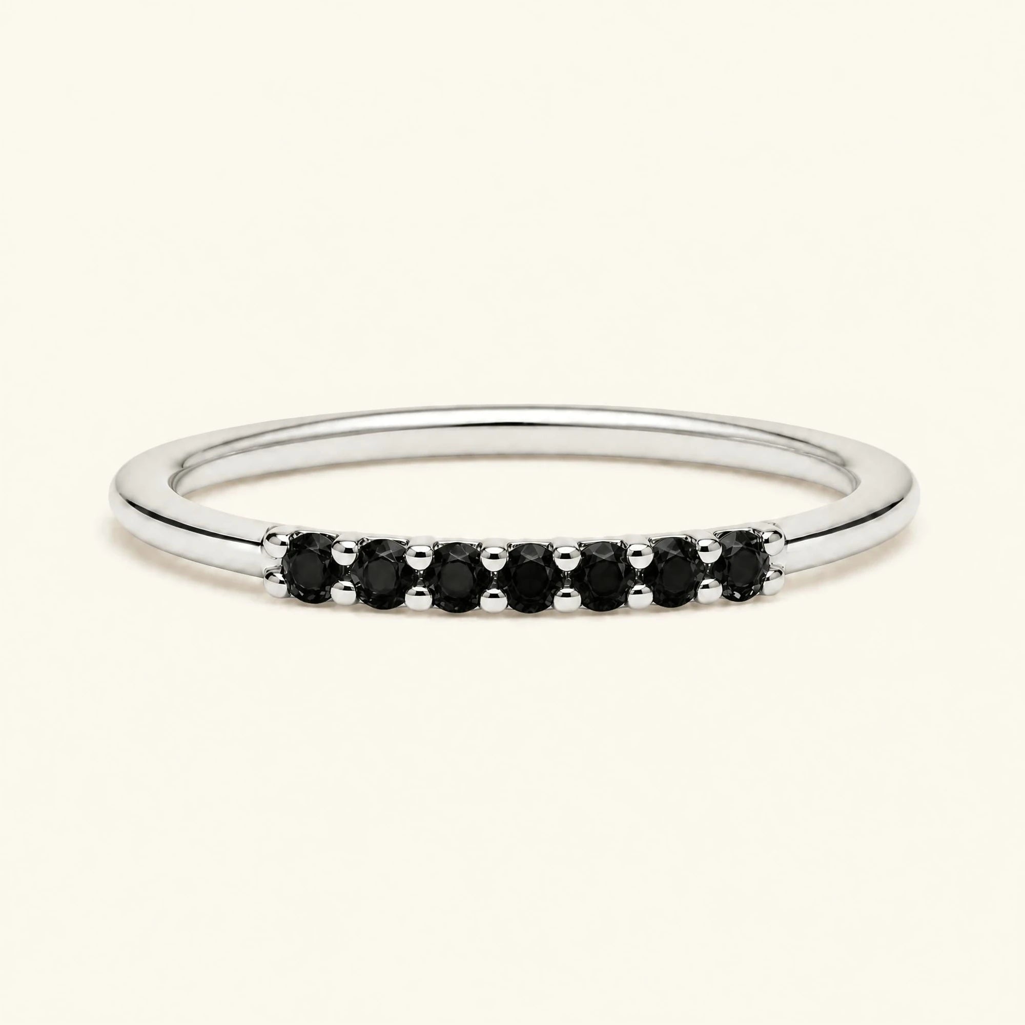 Alliance pavée de 7 diamants noirs Vadha en or blanc
