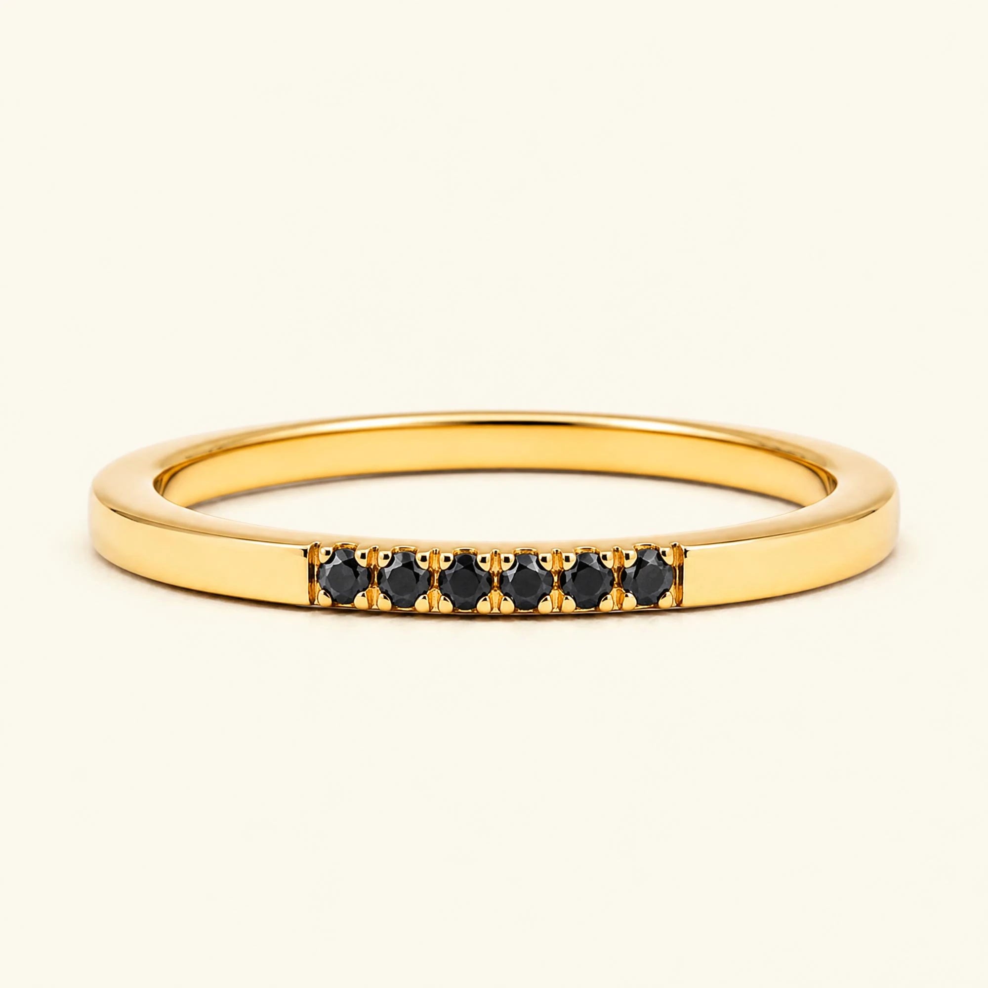 Bague fine pavée de diamants noirs en or jaune