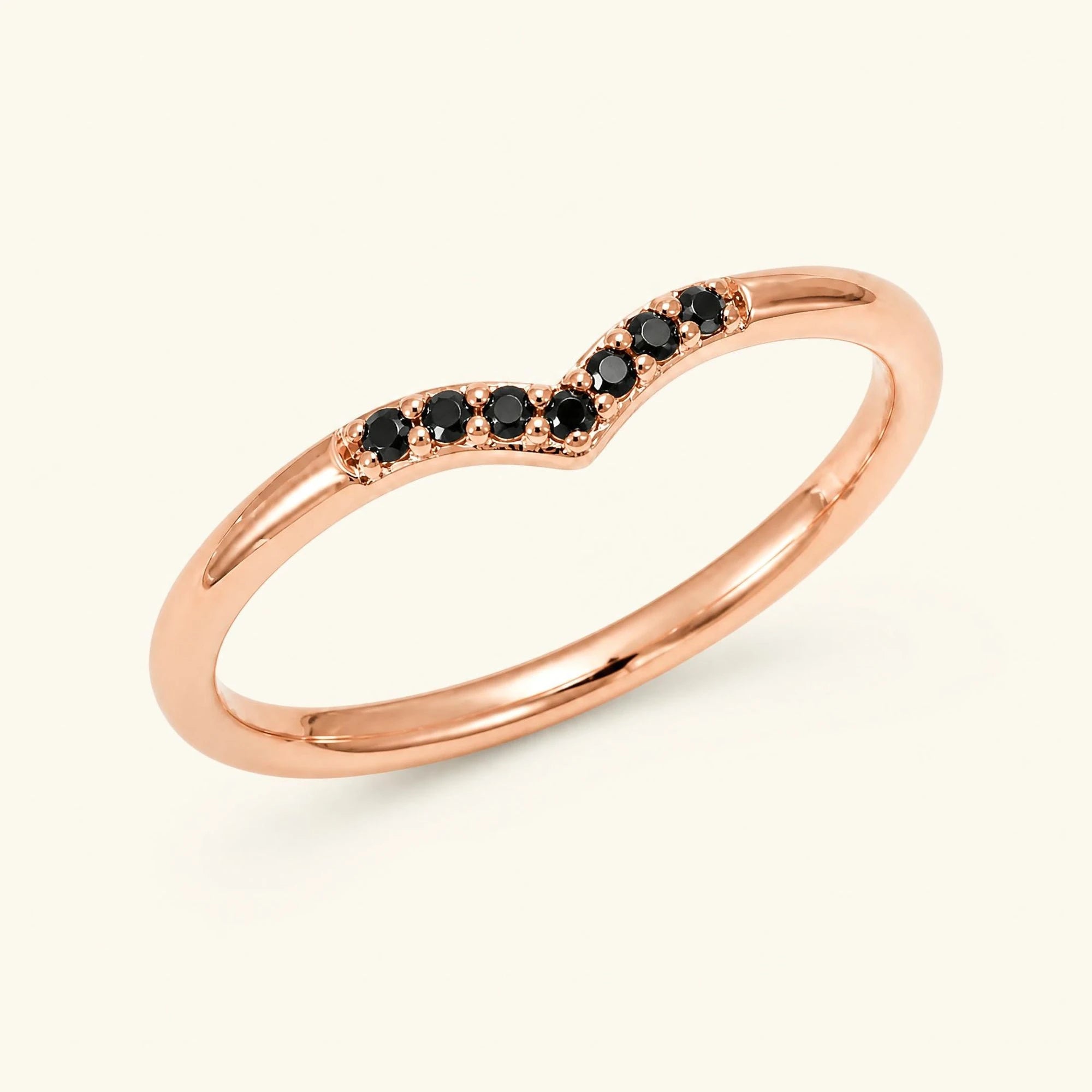 Bague chevron pavée de diamants noirs en or rose