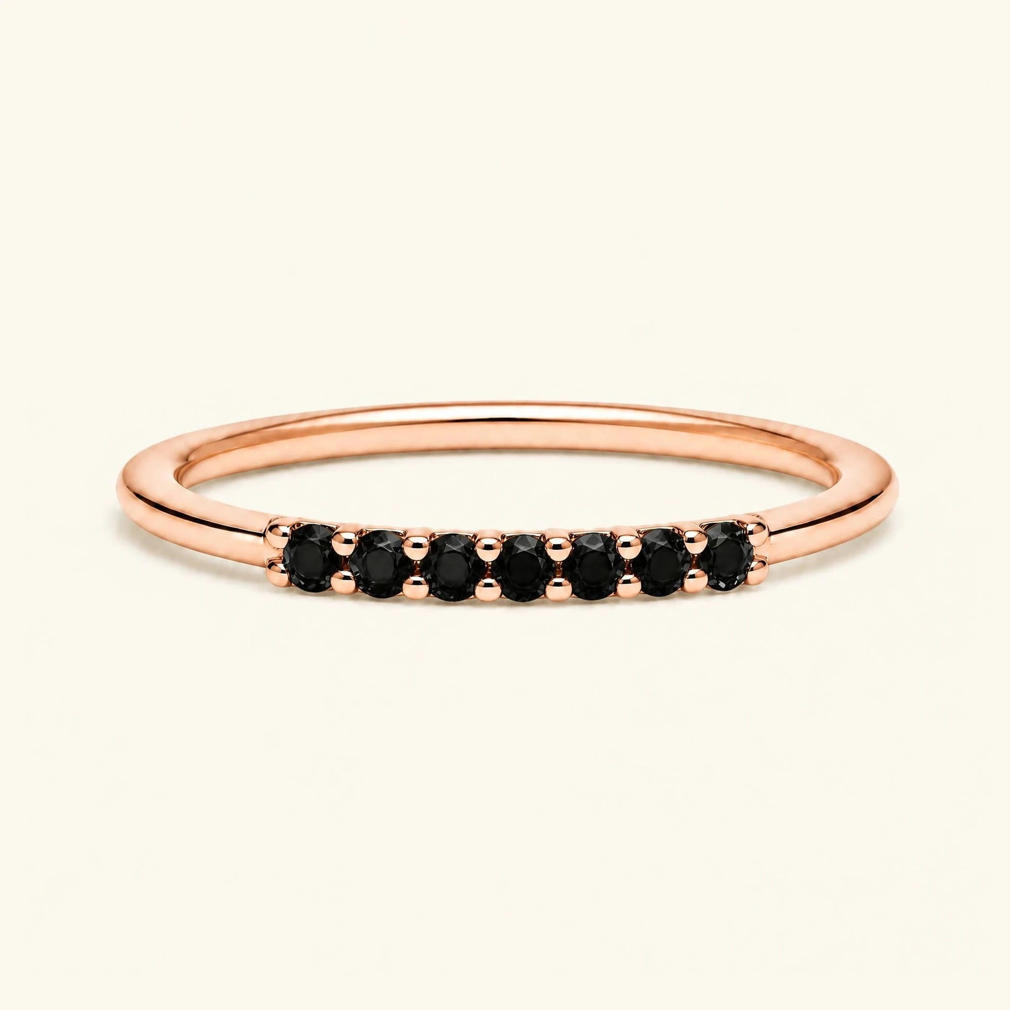 Alliance pavée de 7 diamants noirs Vadha en or rose