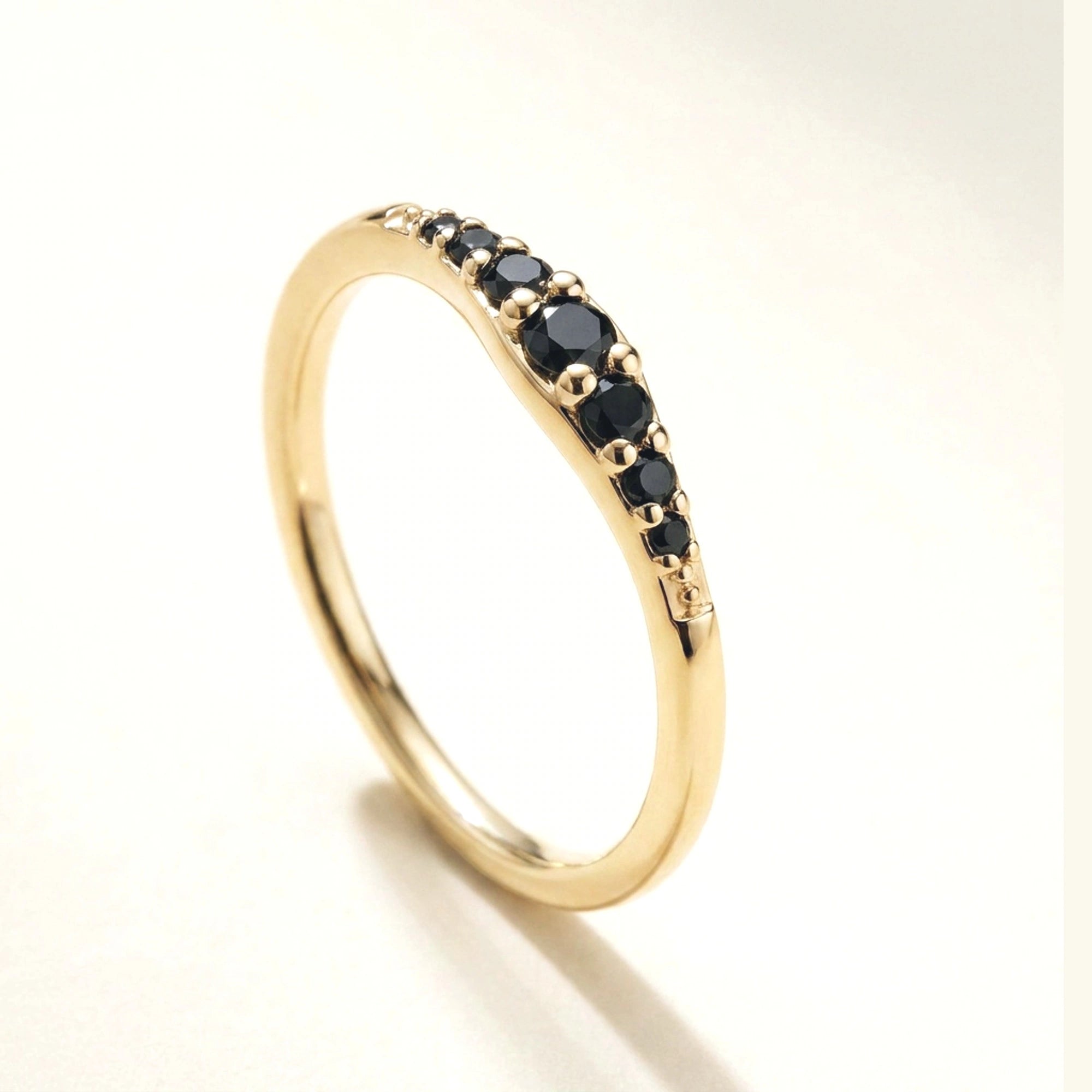 bague Sushma en or jaune sertie de 7 diamants noirs — vue 3/4