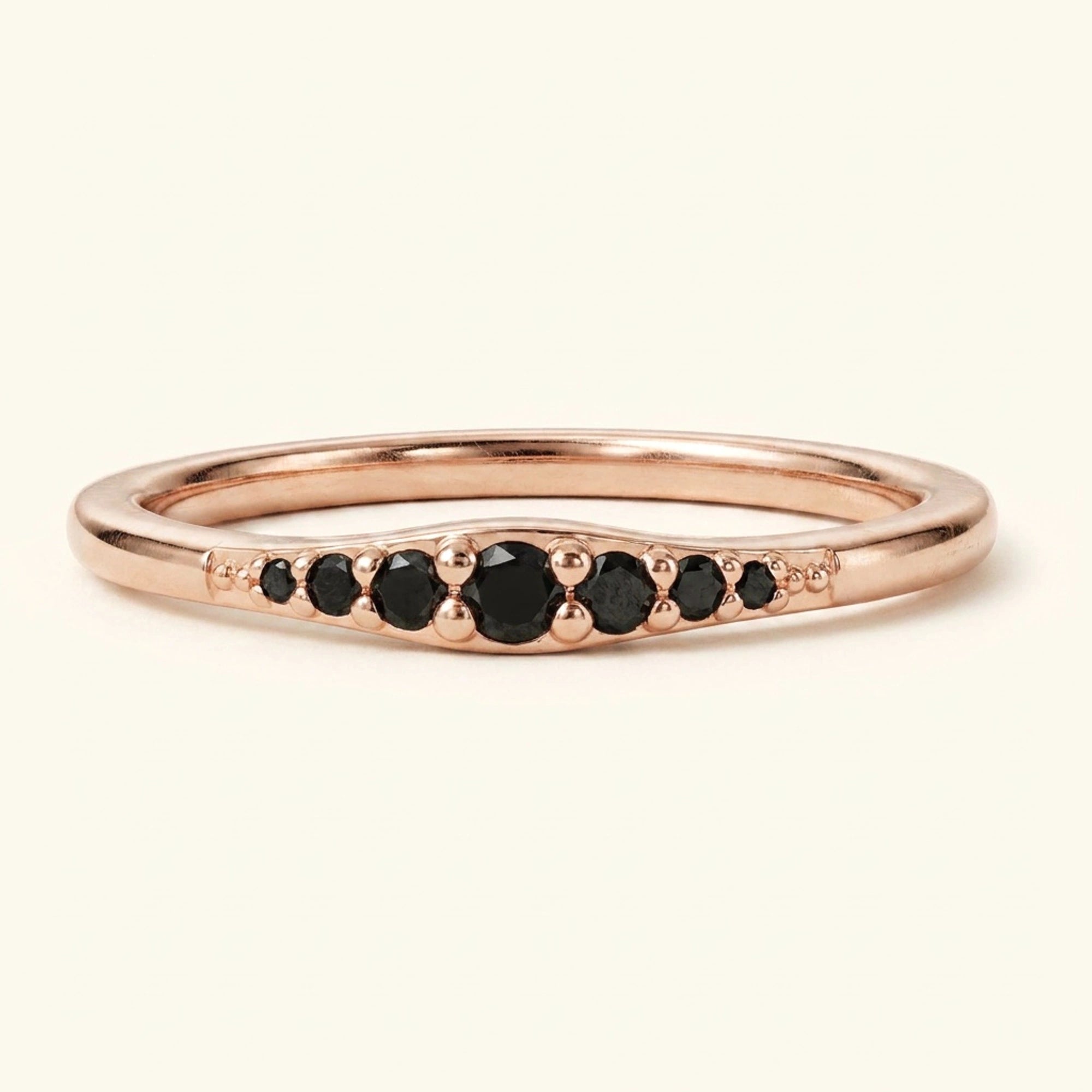 bague Sushma en or rose sertie de 7 diamants noirs