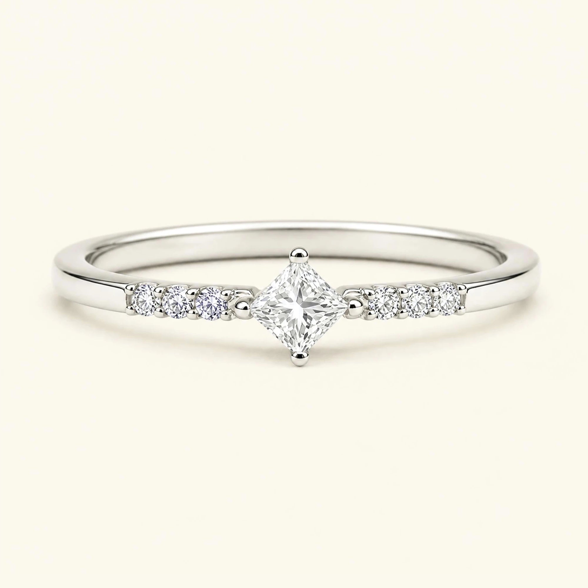 Bague de fiançailles princesse pavée de diamants blancs en or blanc