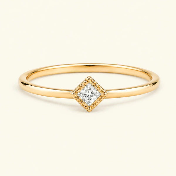 Bague de fiançailles vintage Indrani — solitaire diamant taille princesse 4 mm, pierre carrée sertie grènetis (milgrain), en or jaune 18 carats