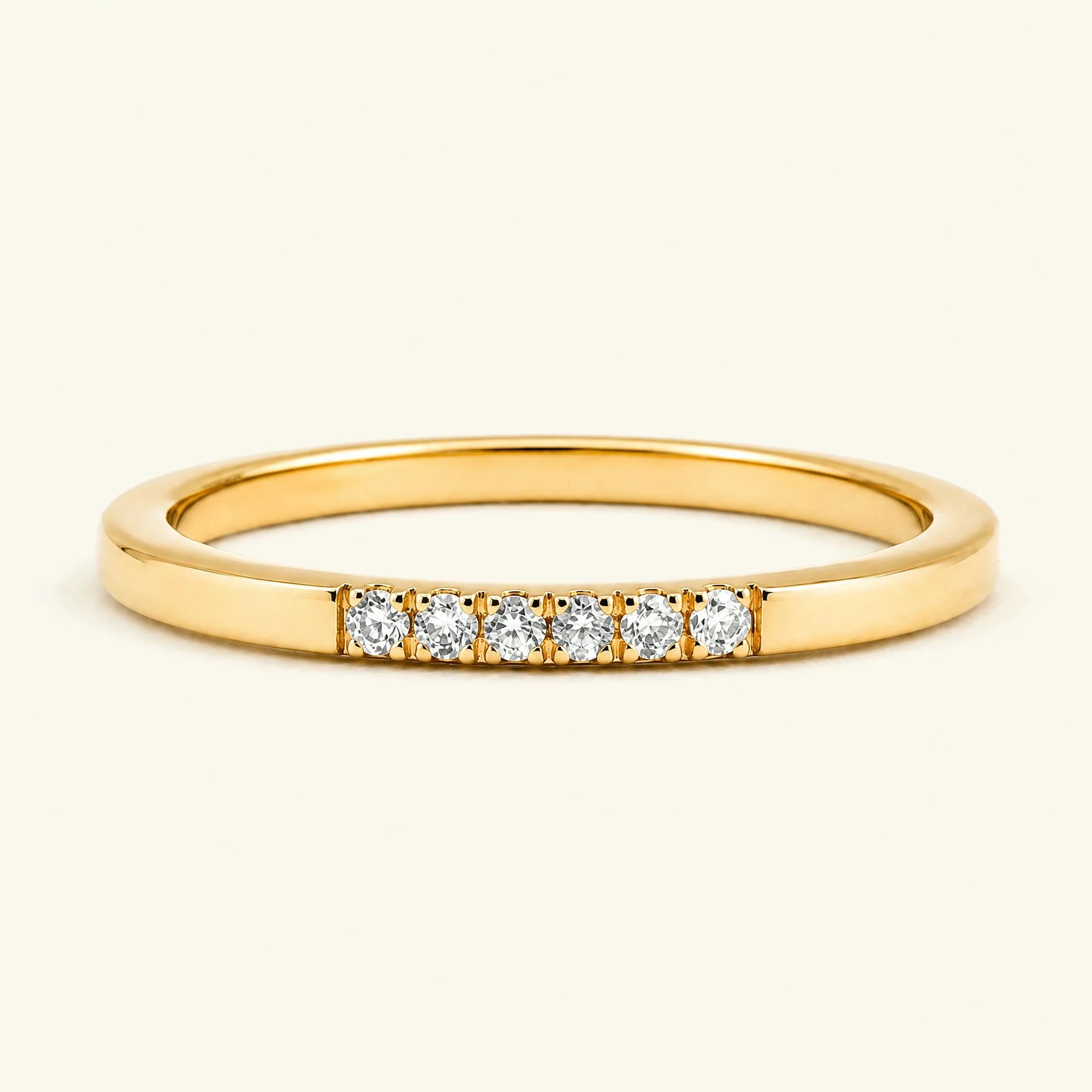 Bague fine pavée de diamants blancs en or jaune