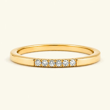 Bague fine pavée de diamants blancs en or jaune