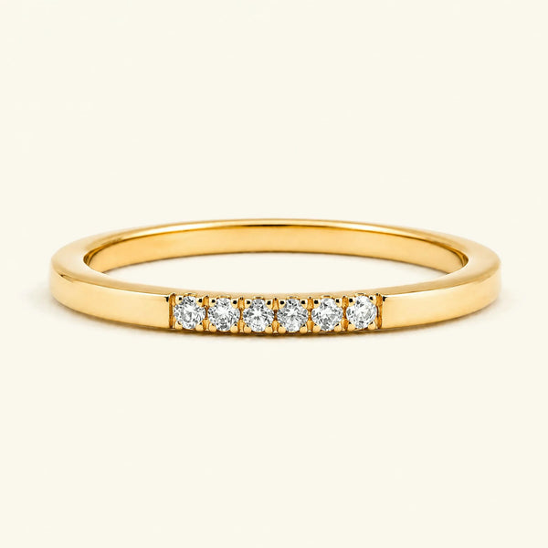 Bague fine pavée de diamants blancs en or jaune