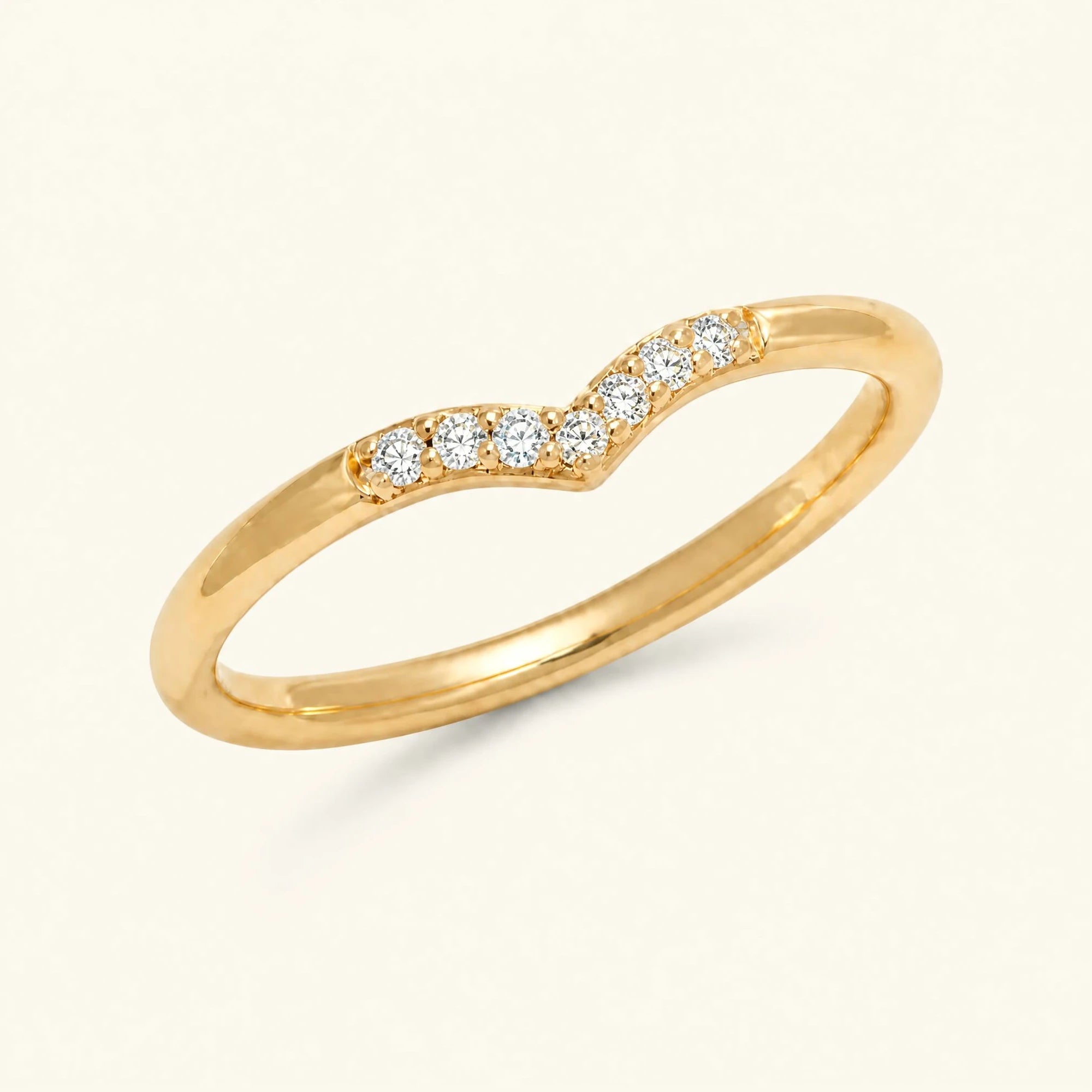 Bague chevron pavée de diamants blancs en or jaune
