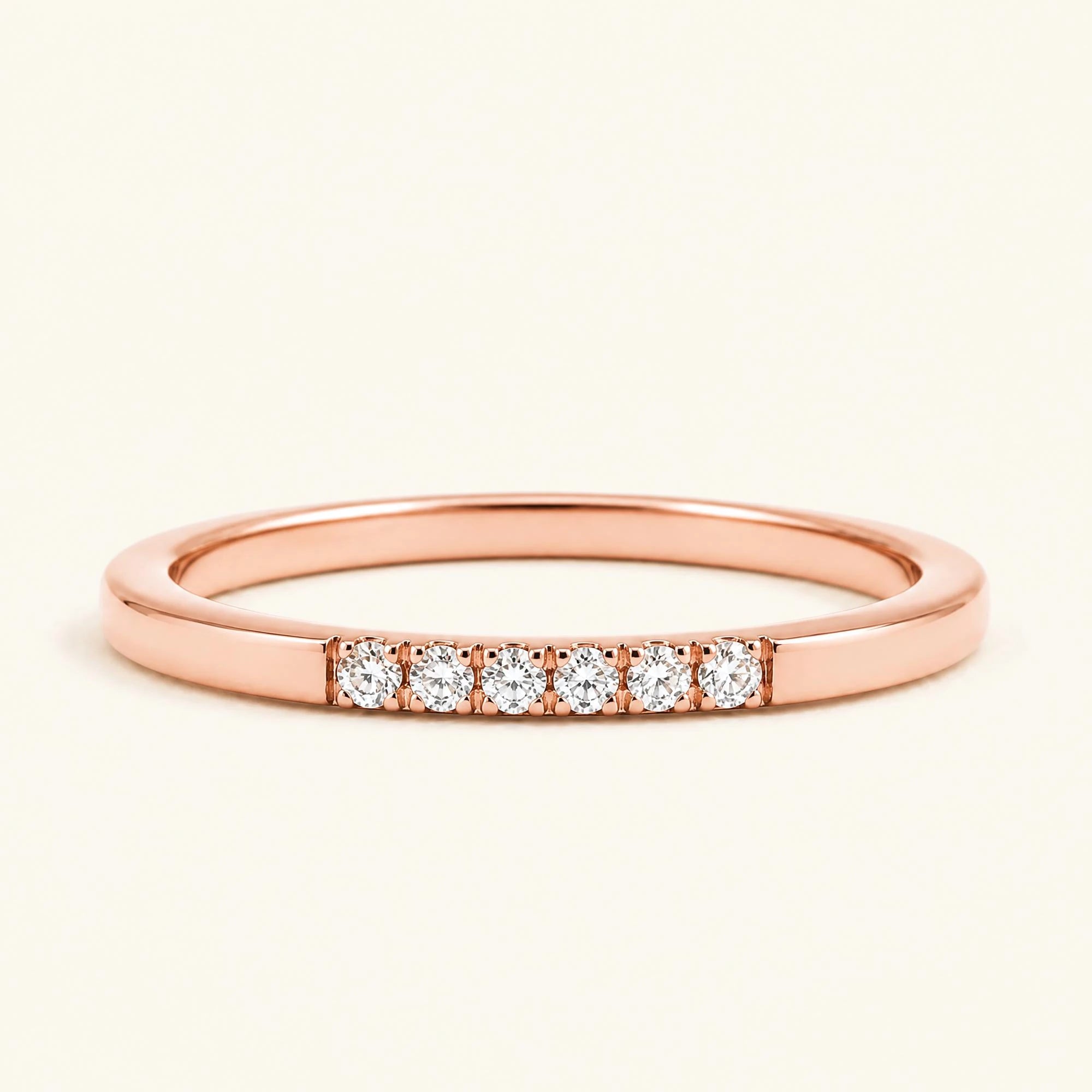 Bague fine pavée de diamants blancs en or rose