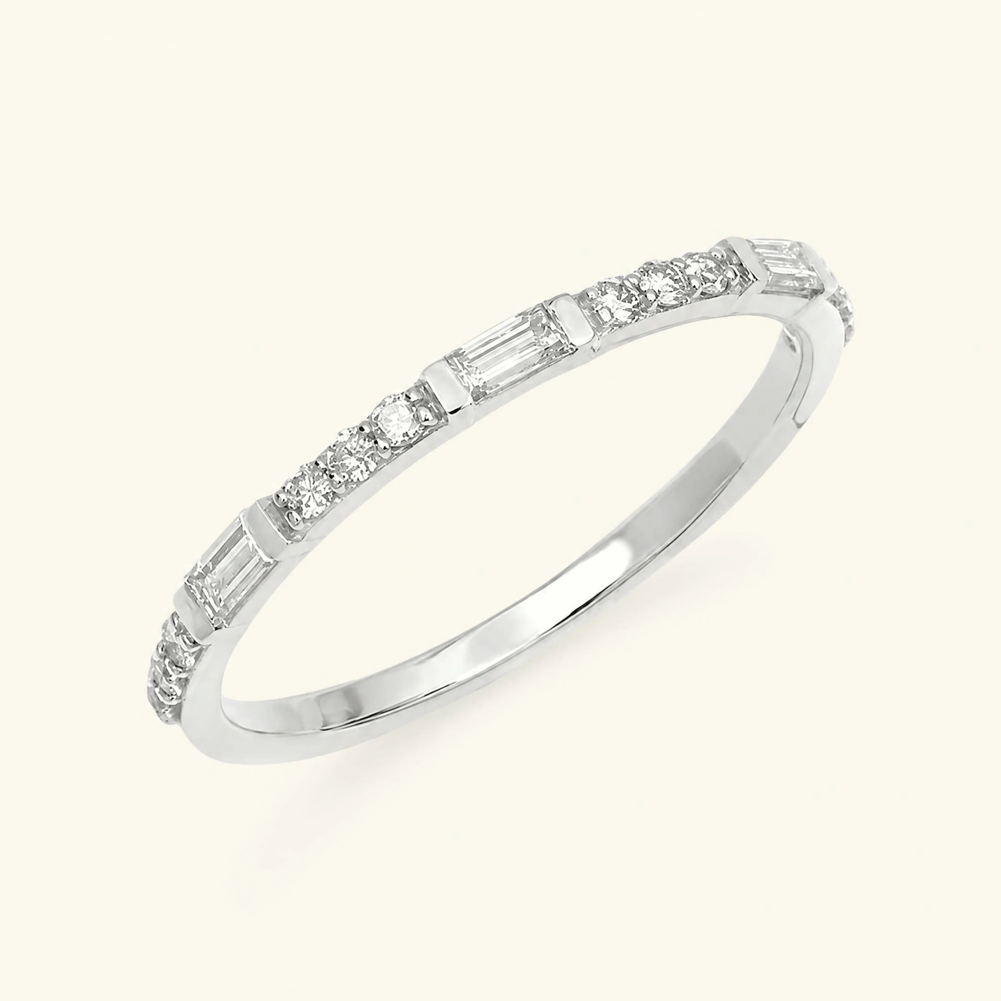 Bague semi eternitée baguette et diamant rond en or blanc 18cts