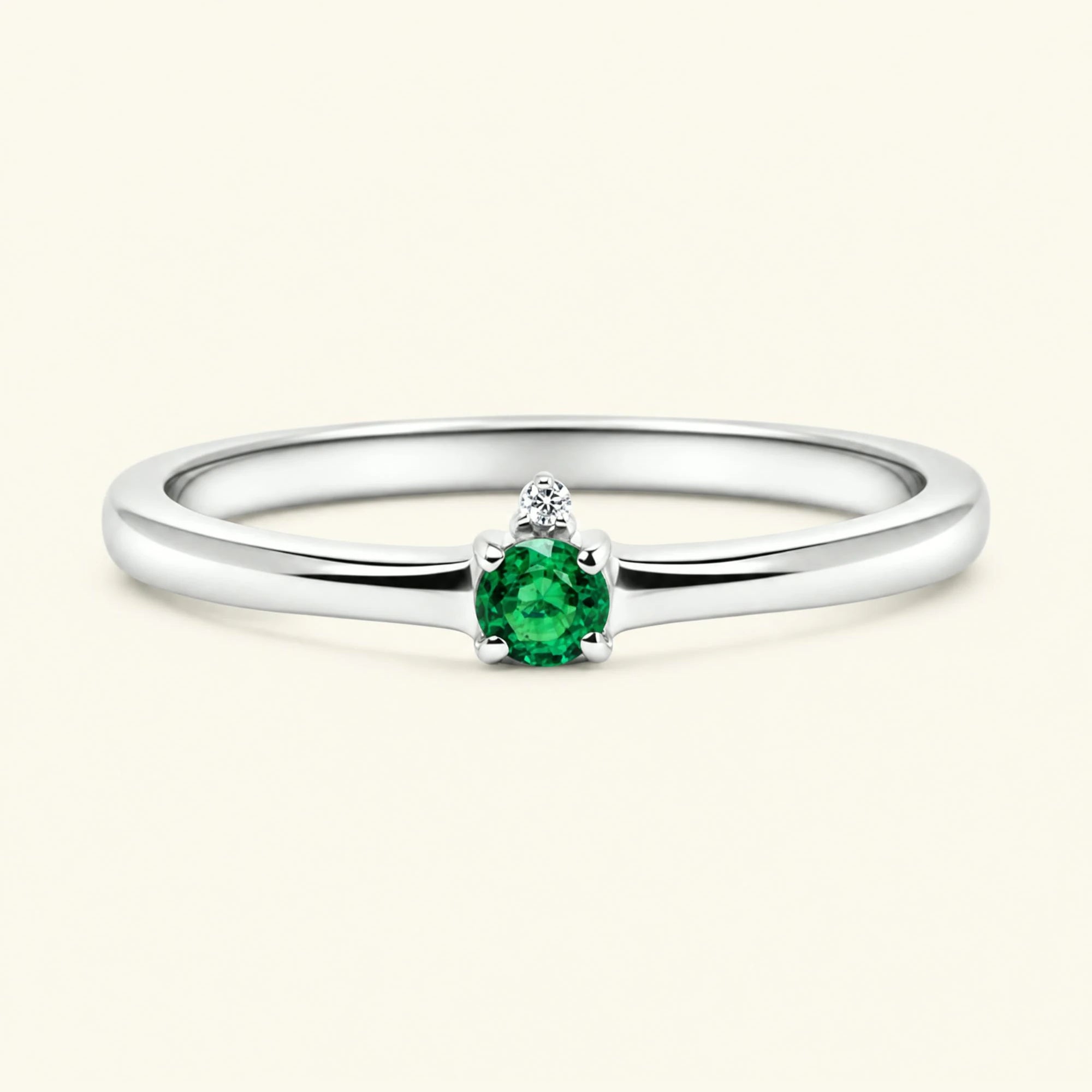 Bague de fiançailles solitaire émeraude en or blanc