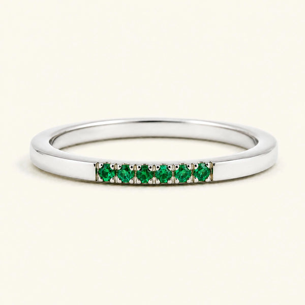 Bague fine pavée d'émeraudes en or blanc