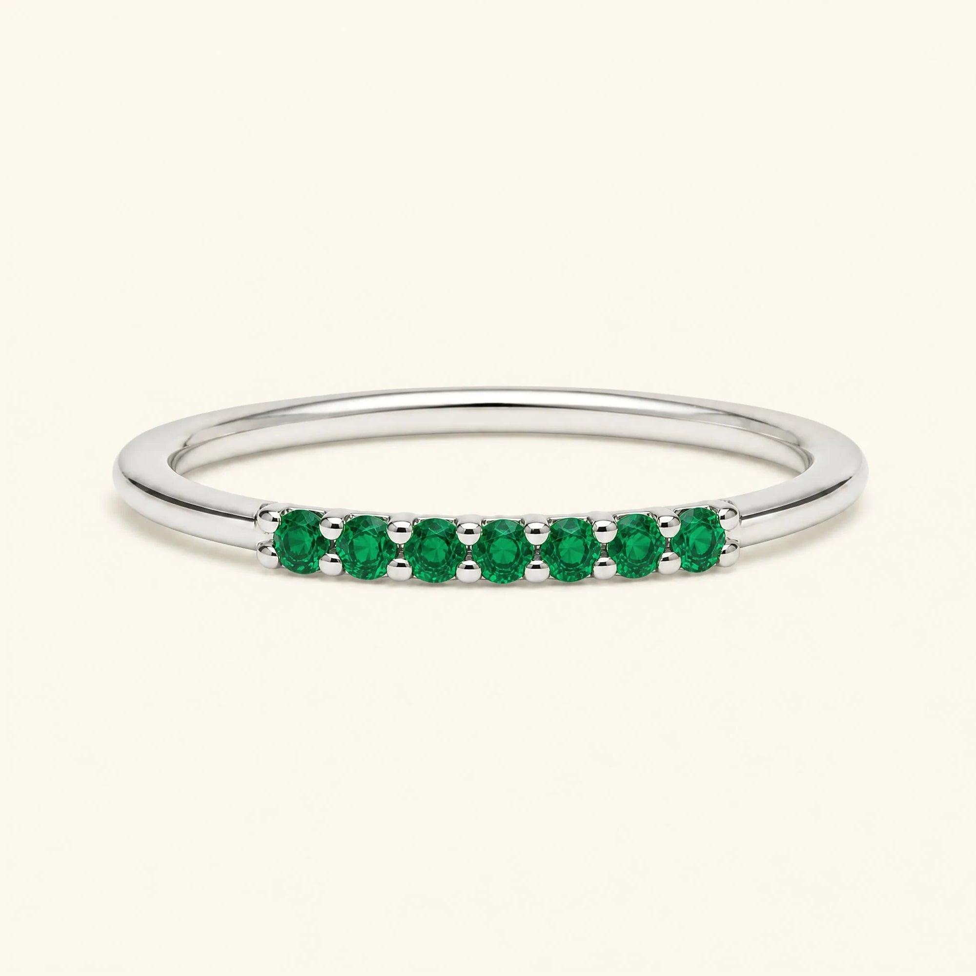 Vadha pavé wedding ring set with 7 emeralds in white gold