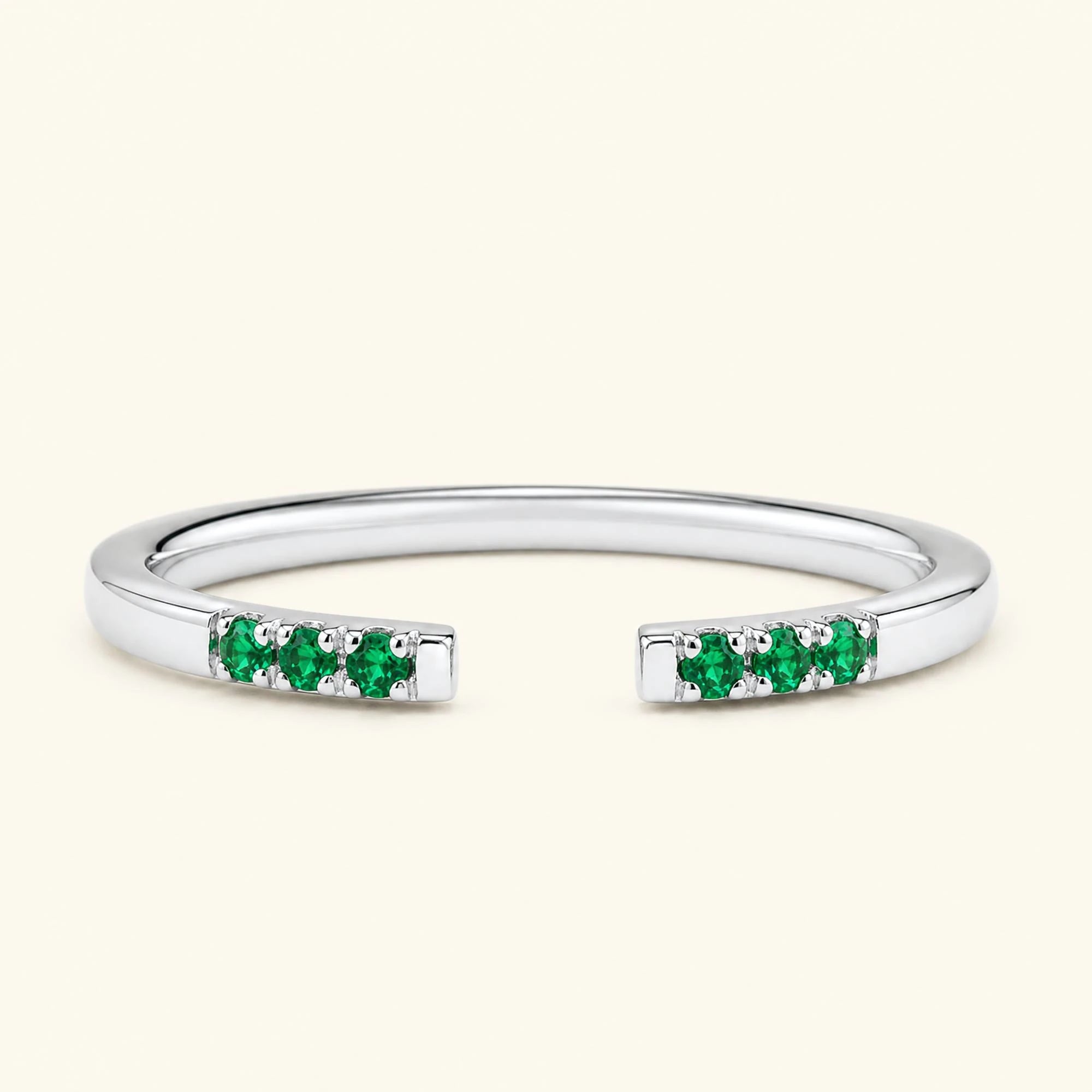 Bague ouverte fine pavée d'émeraudes en or blanc
