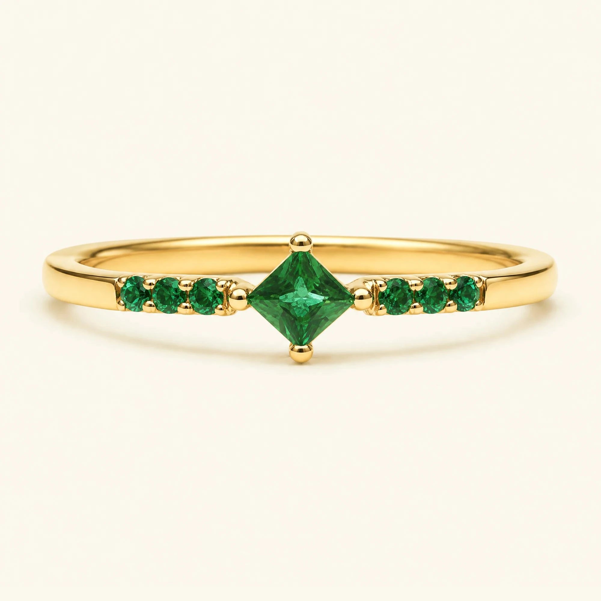 Bague de fiançailles princesse pavée d'émeraudes en or jaune