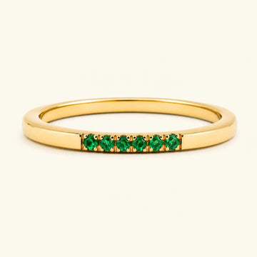 Bague fine pavée d'émeraudes en or jaune