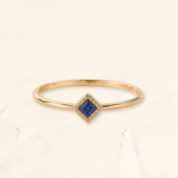 Indrani sapphire ring in 18kt yellow gold