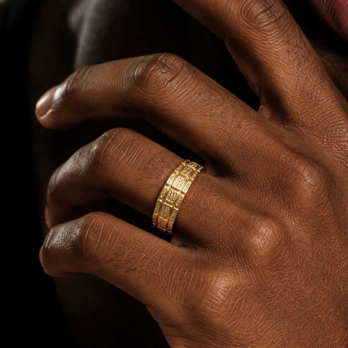 Sobek 6 mm ring in yellow gold worn on the hand, three rows of crocodile scales