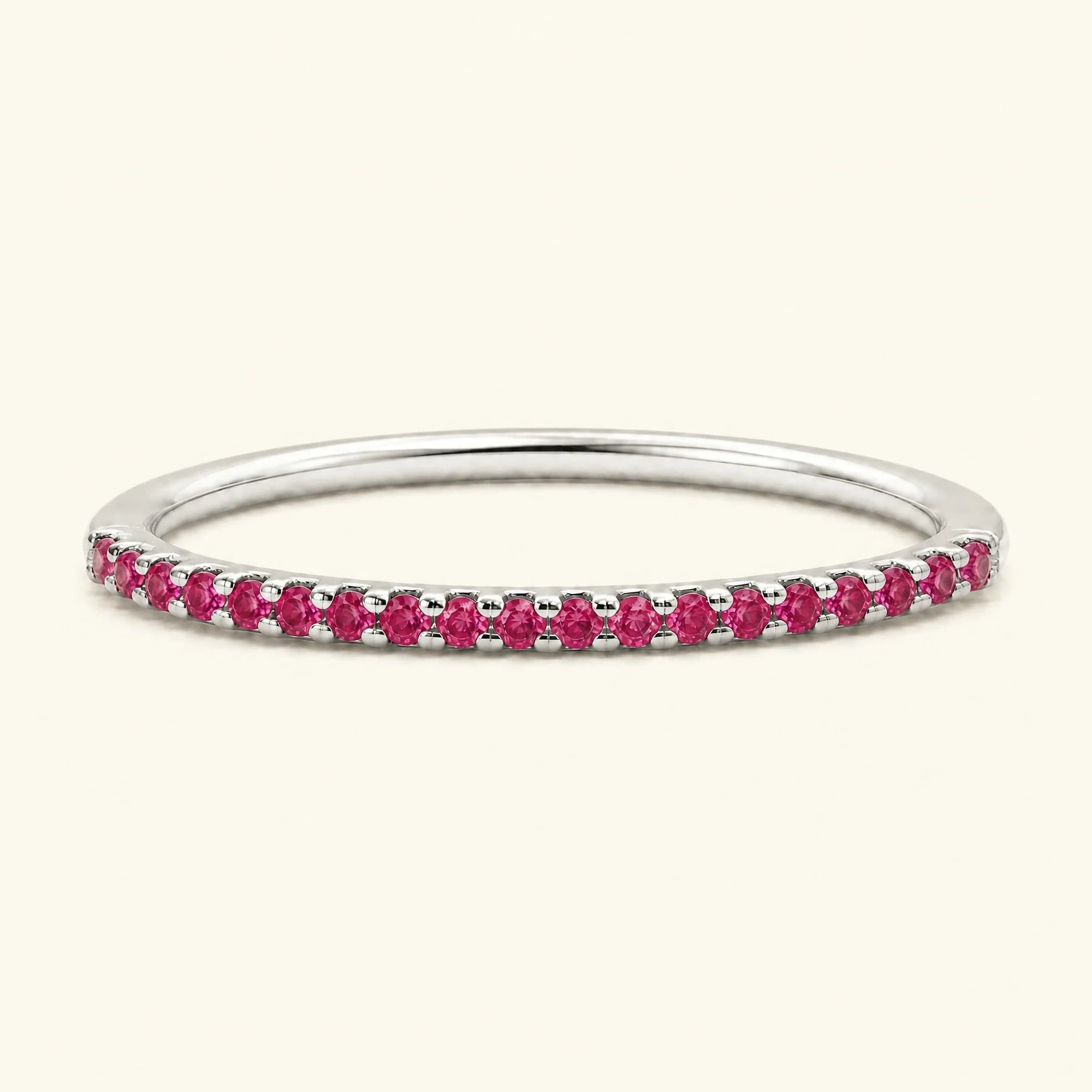 Alliance éternité demi-tour pavée en rubis et or blanc