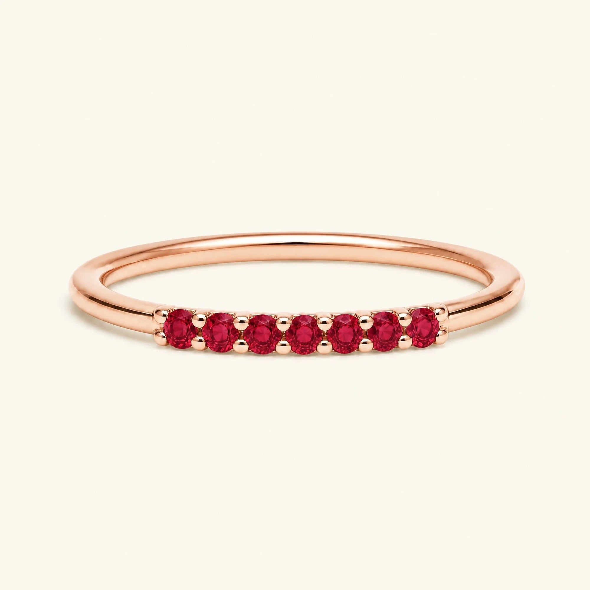 Alliance pavée de 7 rubis Vadha en or rose