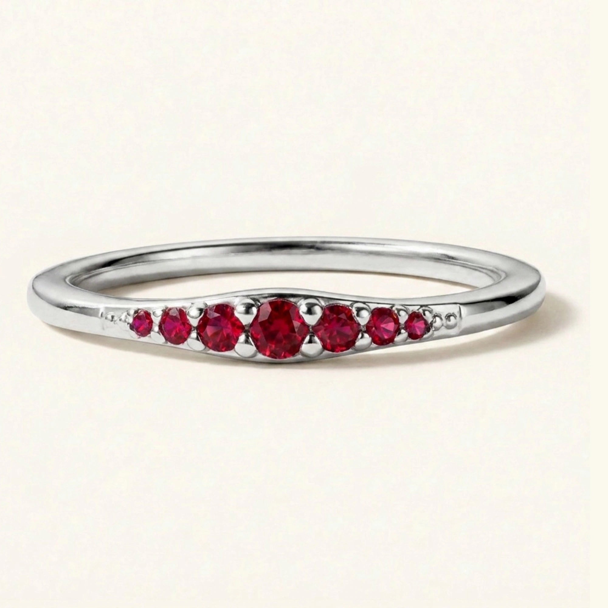 Bague alliance dégradée de rubis en or blanc