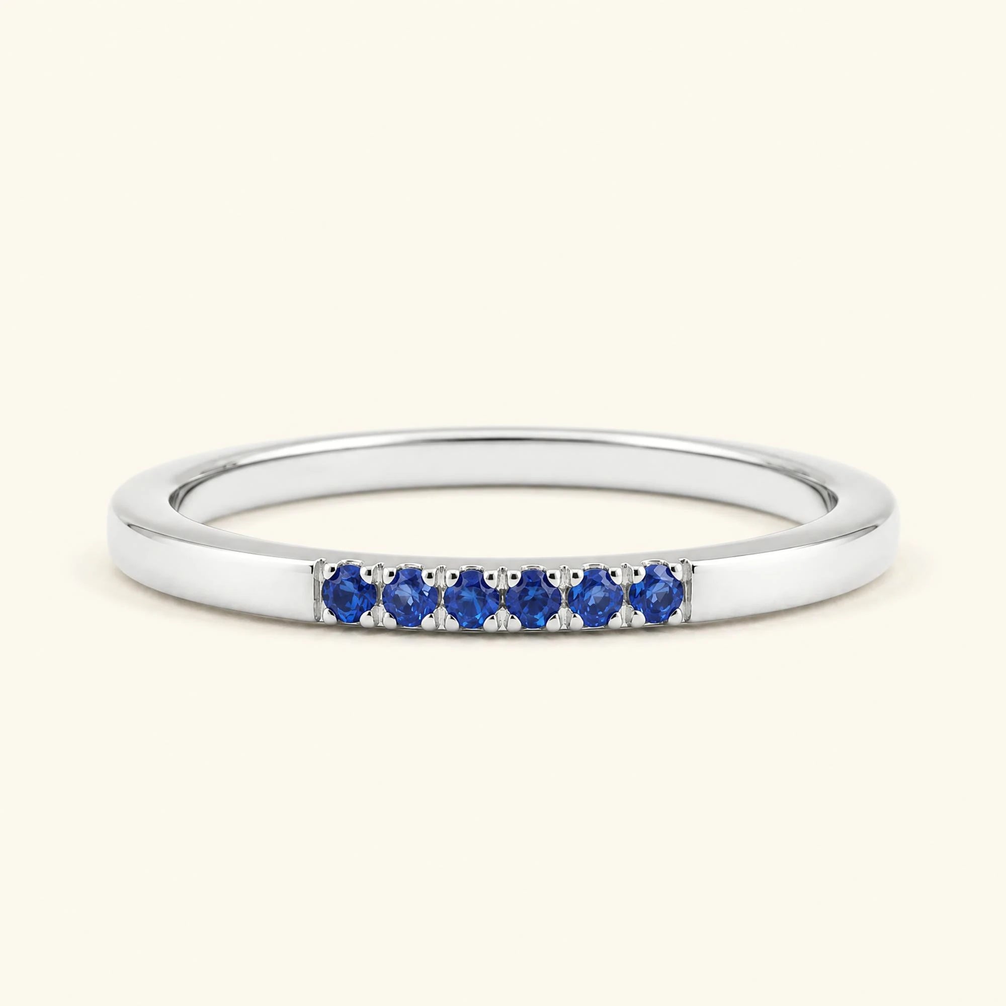 Bague fine pavée de saphirs en or blanc