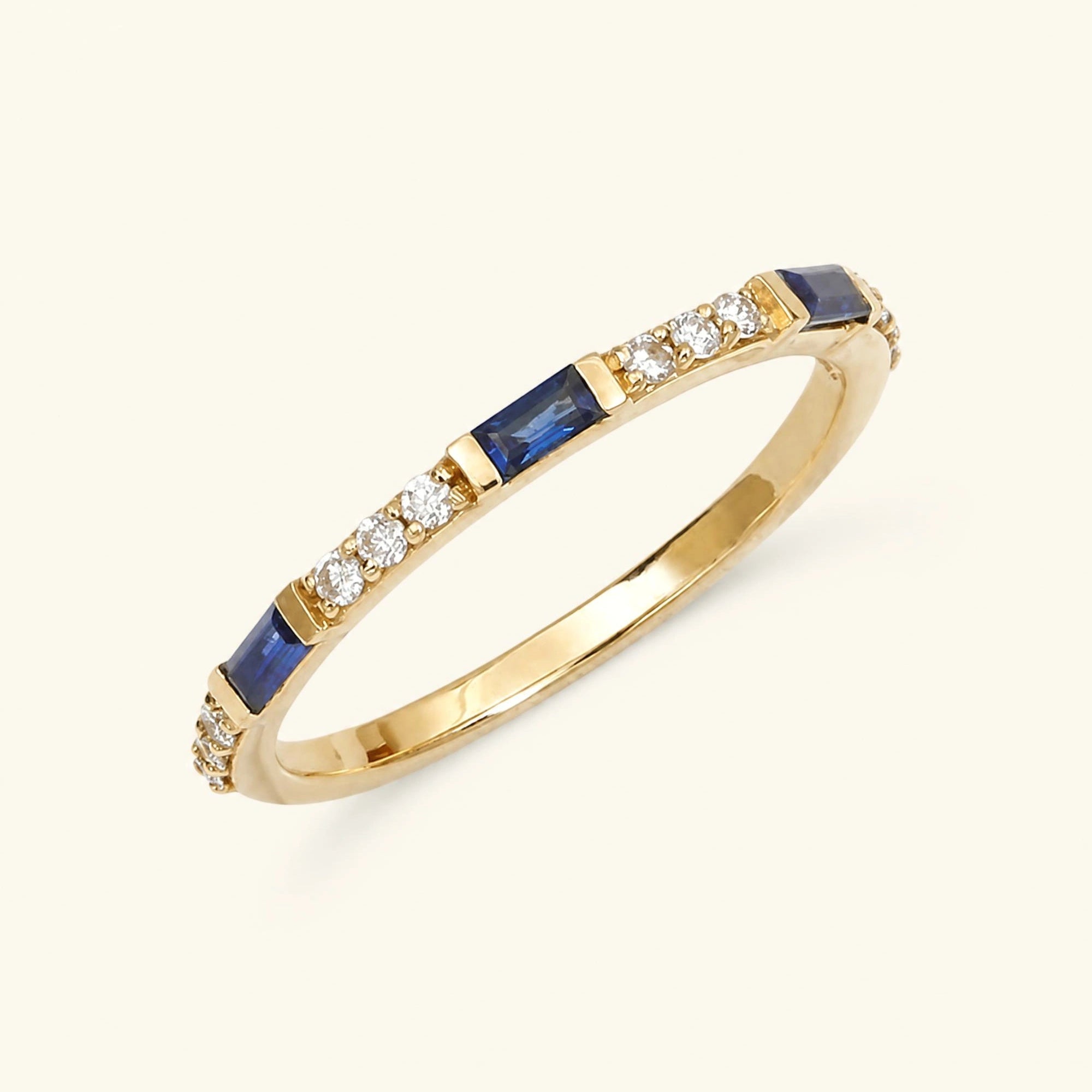Bague semi eternitée baguette saphir et diamant rond en or jaune