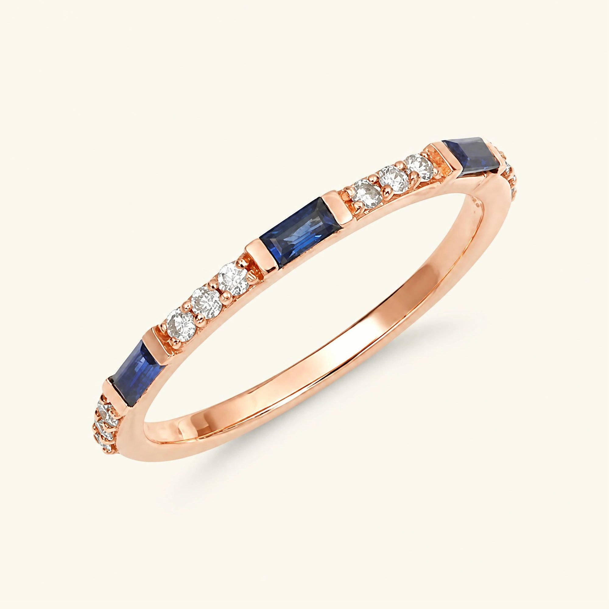 Bague semi eternitée baguette saphir et diamants ronds en or rose 18cts