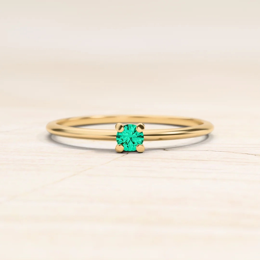 Bague Saral en or jaune sertie d'une émeraude