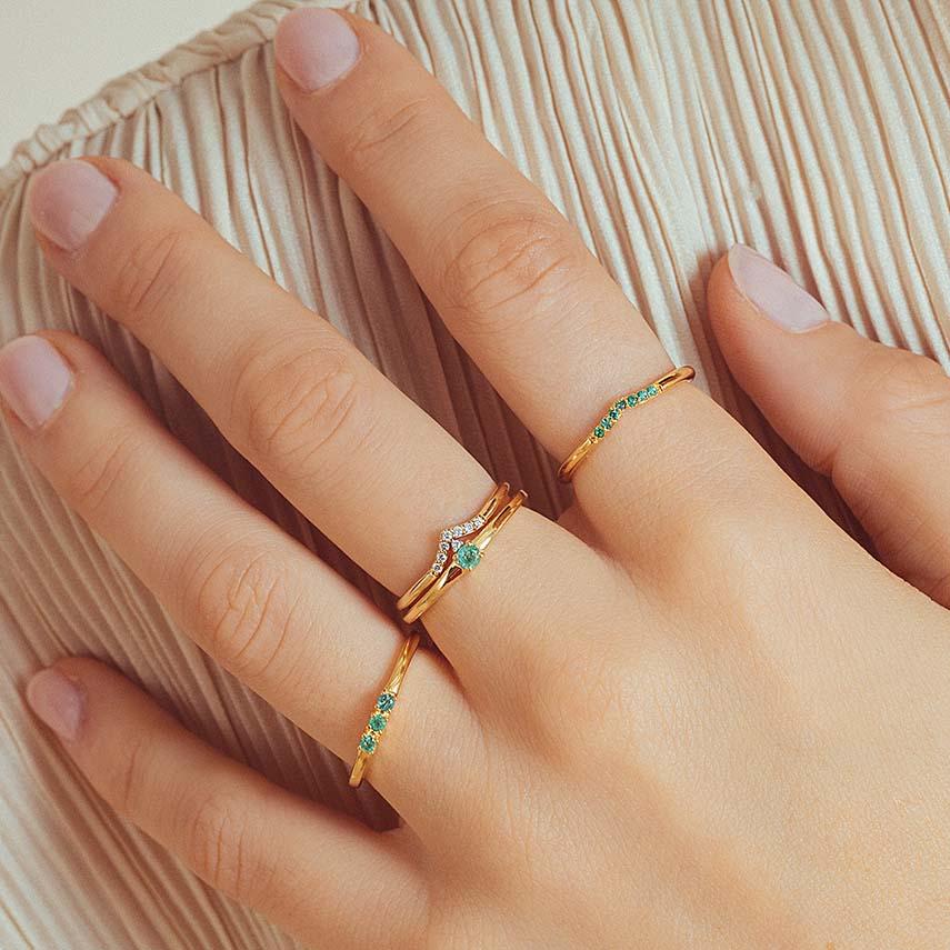 delicate ring in emerald and diamond