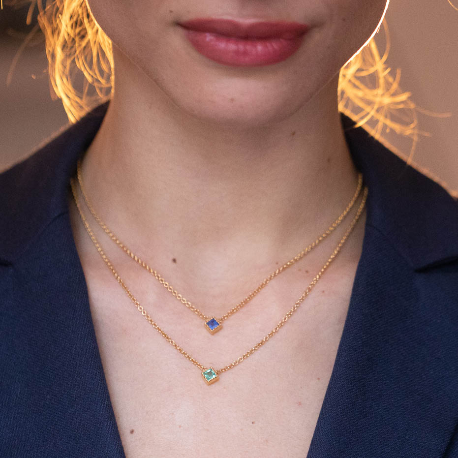collier indrani saphir look