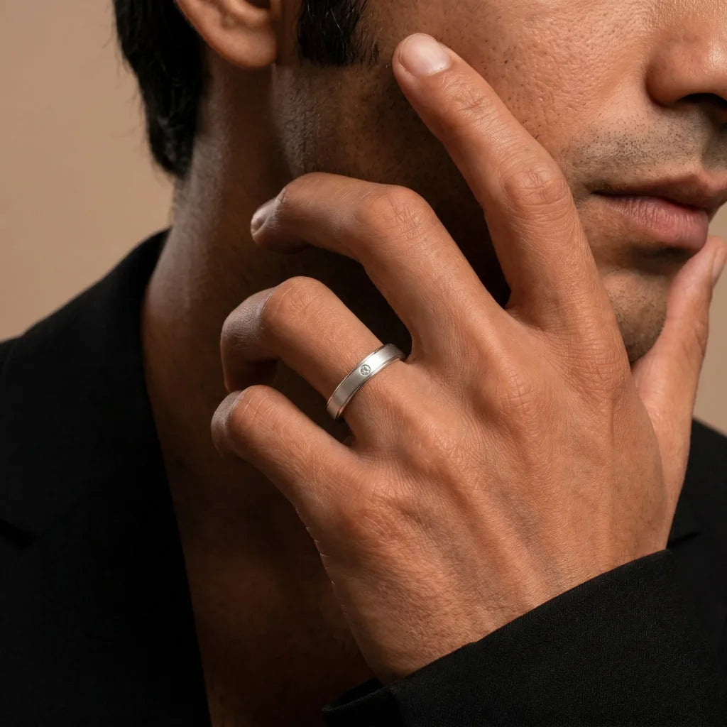 The Dhruva wedding ring in 18K white gold, set with a diamond, worn on the finger by Mayuri