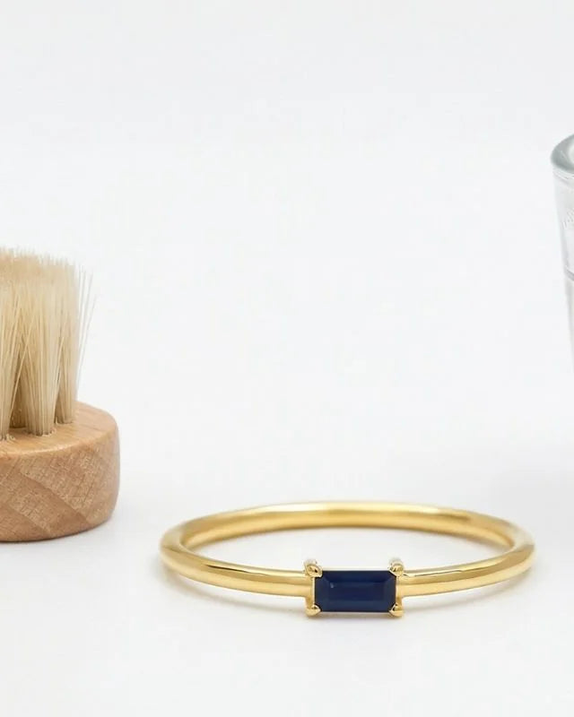 Bague en or jaune 18 carats sertie d'un saphir baguette, avec brosse douce et verre d'eau tiède