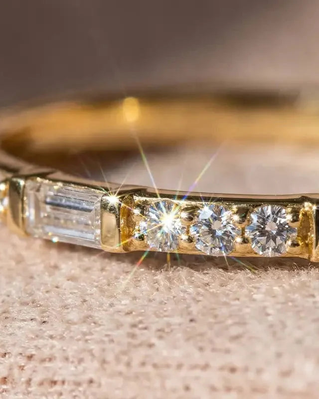 Brilliant cut diamond illustrating the 4Cs: brilliance, colour, clarity and carat weight