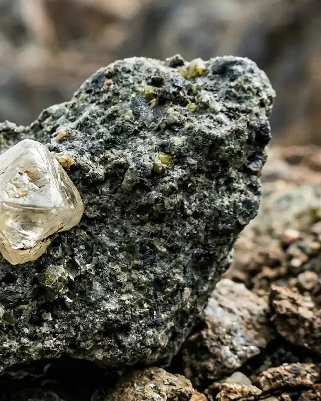 Diamant brut incrusté dans une kimberlite, roche volcanique source des diamants