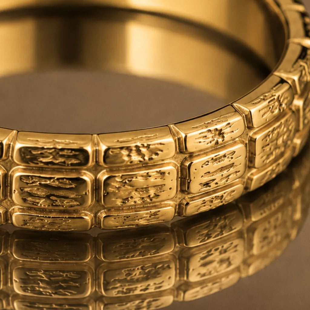 The Sobek men's wedding ring in 18K yellow gold with a hammered scale texture, highlighting the relief and brilliance of the gold by Mayuri