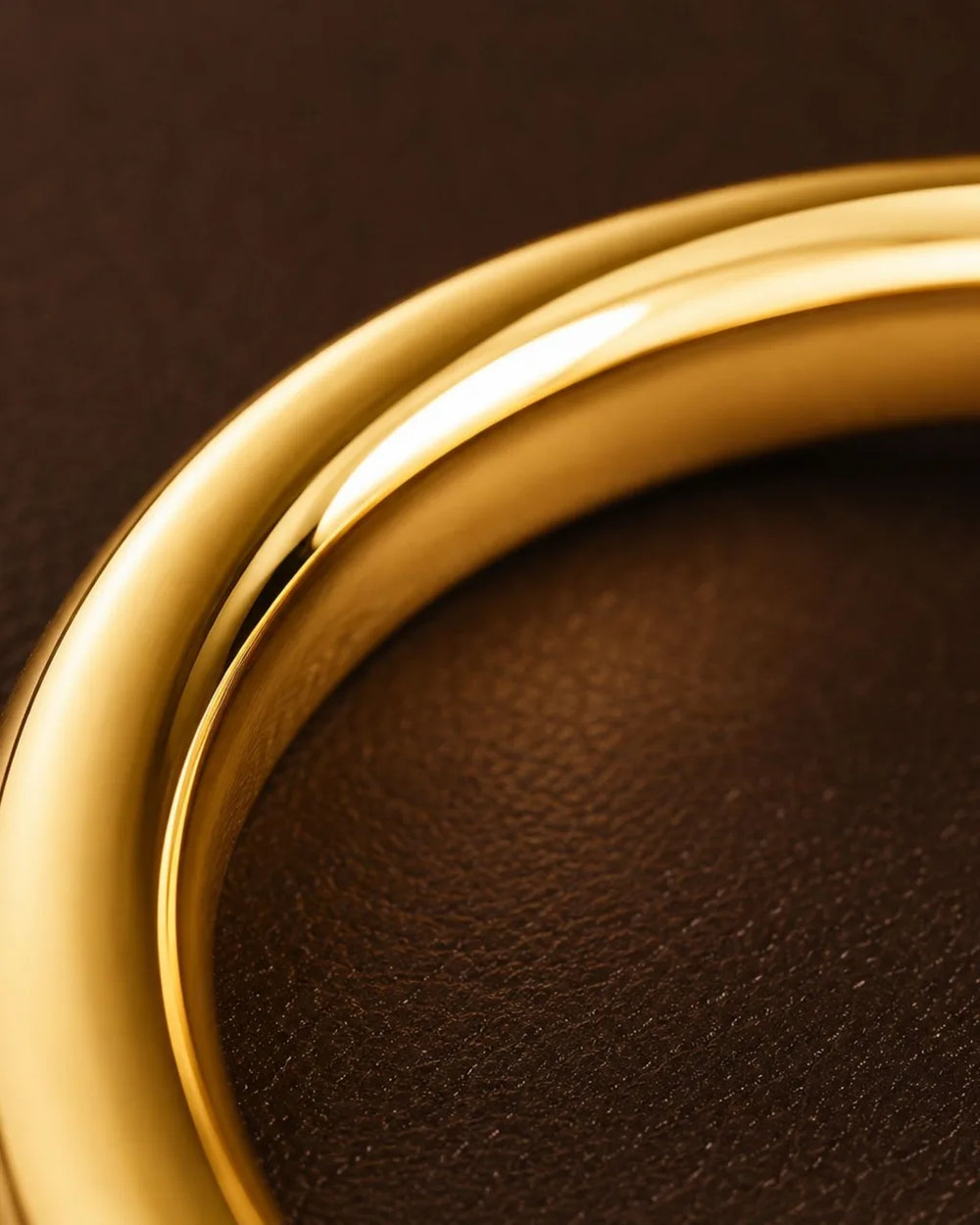 Alliances en or jaune 18 carats macro montrant la surface lisse et brillante du métal précieux Mayuri
