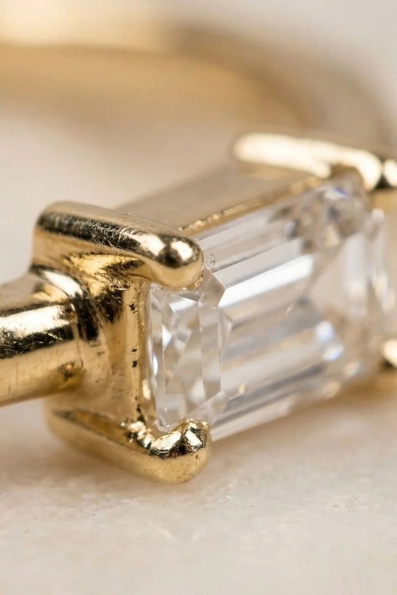 Ultra-macro on claws of a diamond solitaire ring, setting control