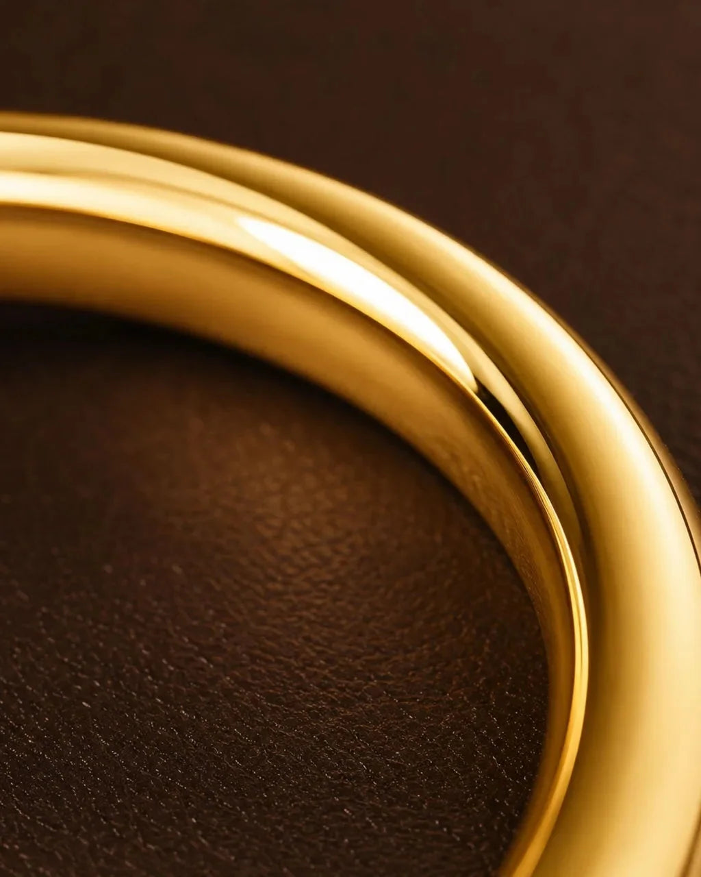 Bague en or jaune 18 carats posée sur cuir brun, programme d'upgrade Mayuri